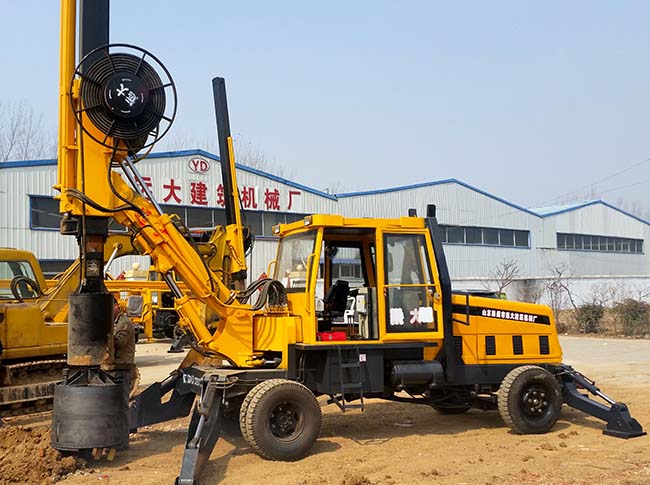 小型轮式旋挖机，适合于房屋建筑、道路桥梁施工和建筑工地使用